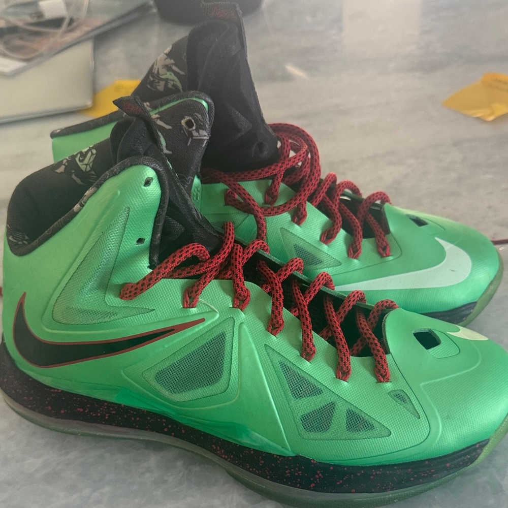 Nike LeBron 11 “Christmas” Green Red Basketball Sneakers
Men’s Size 9
